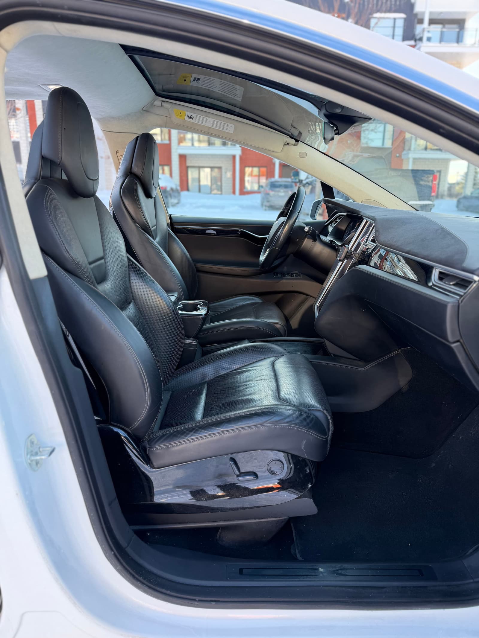 Tesla Model X 2016 - Image 12