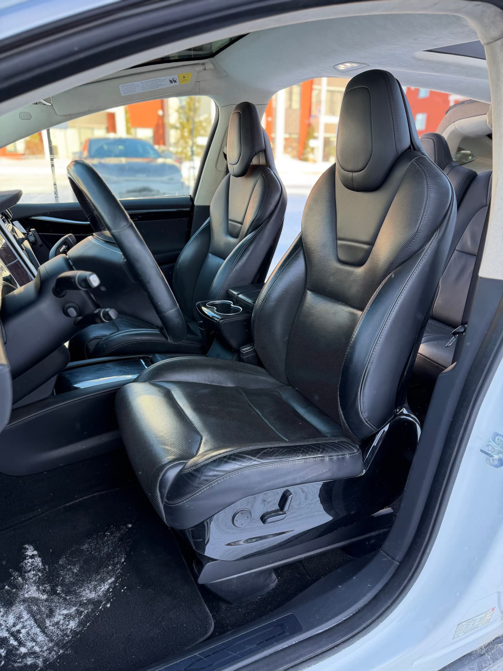 Tesla Model X 2016 - Image 13