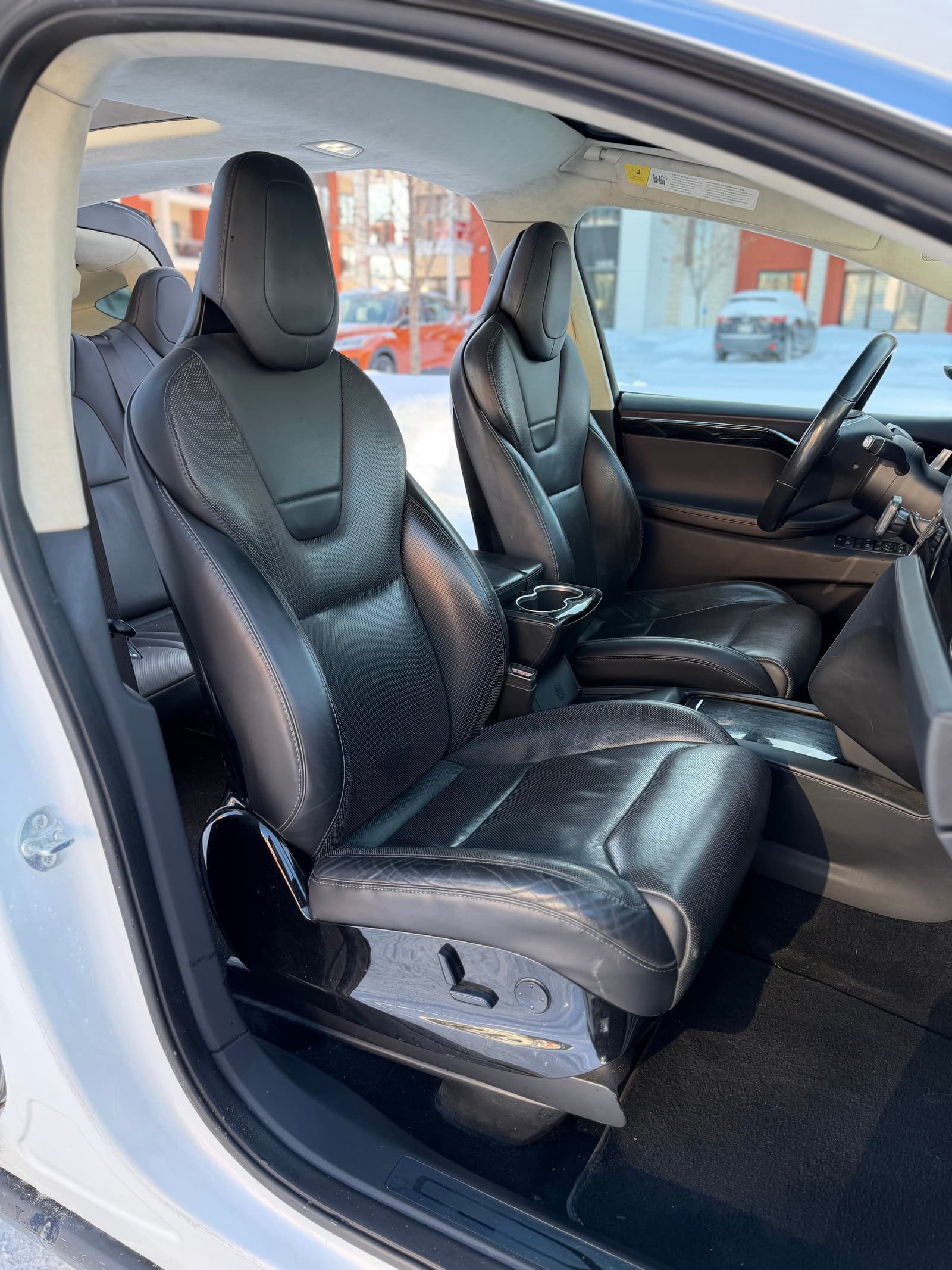 Tesla Model X 2016 - Image 14