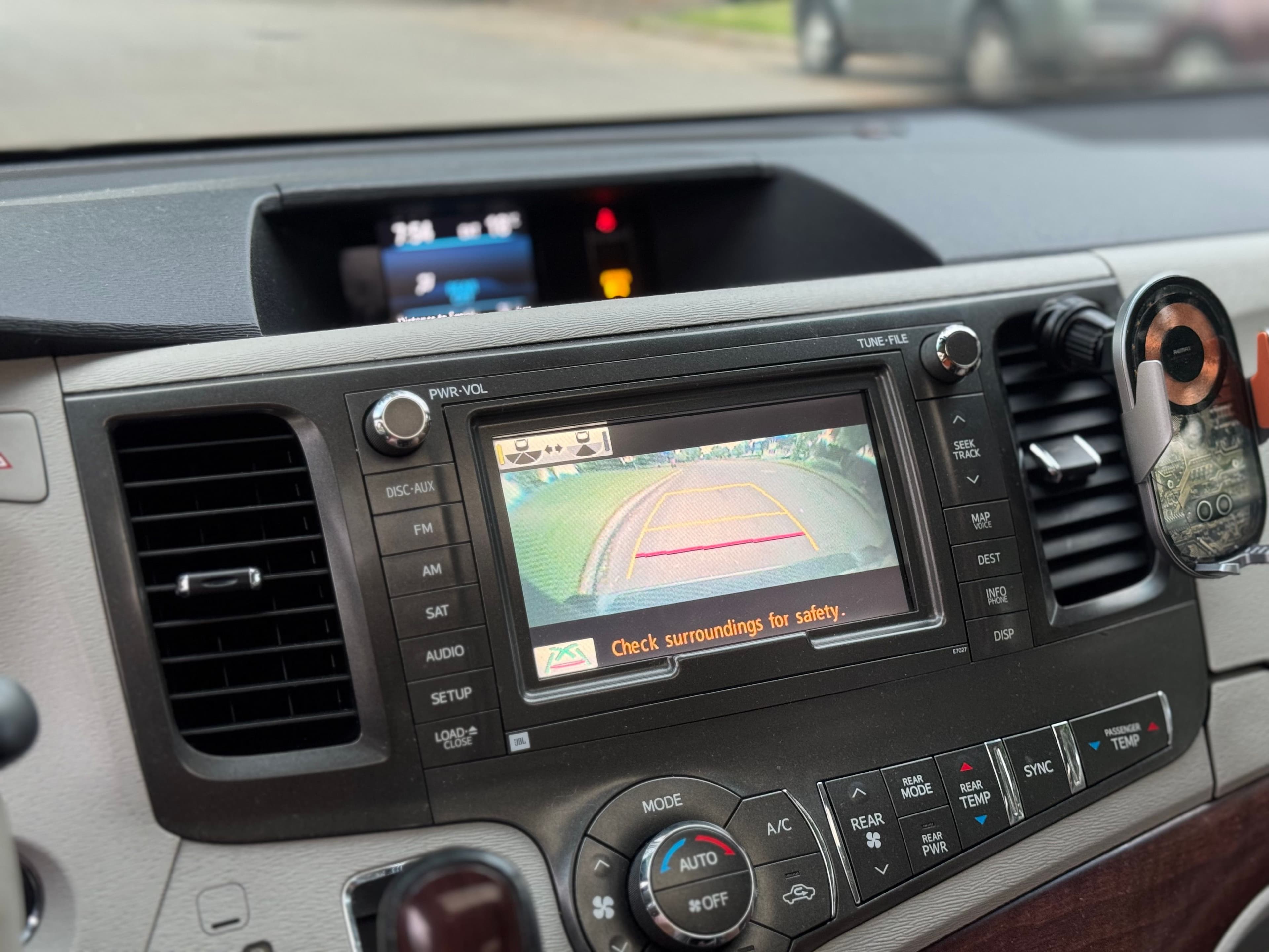 Toyota Sienna 2014 - Image 25